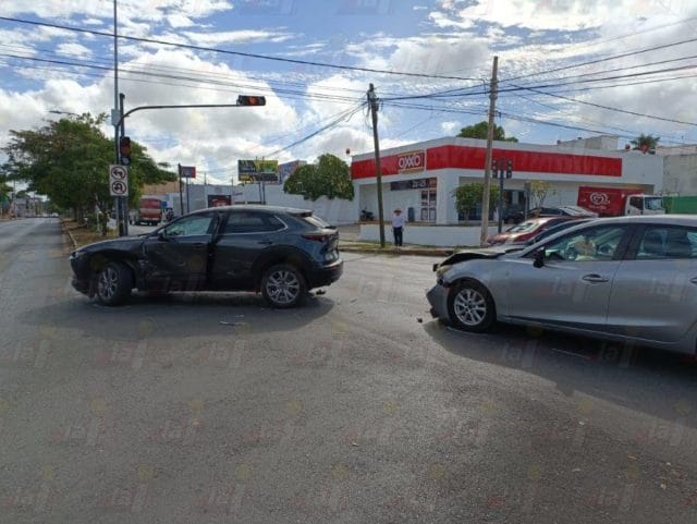 Aparatoso semaforazo entre automóviles en la colonia México