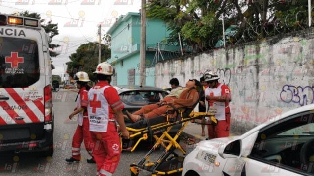 Automóvil manda al hospital a mujer embarazada y huye en la Tecolutla