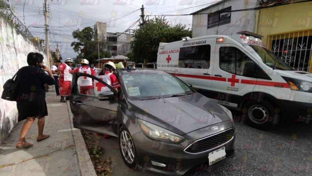 Automóvil manda al hospital a mujer y huye en la Tecolutla