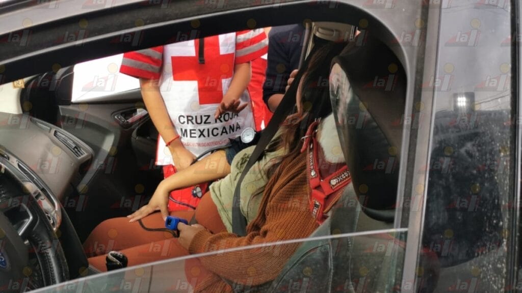 Automóvil manda al hospital a mujer y huye en la Tecolutla