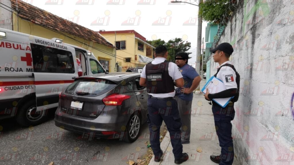 Automóvil manda al hospital a mujer y huye en la Tecolutla