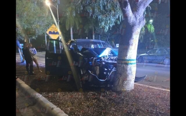 Automóvil queda destruido tras el choque con un árbol en el Malecón 1 Automóvil queda destruido tras el choque con un árbol en el Malecón