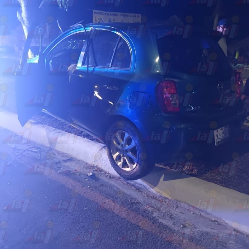 Automóvil queda destruido tras el choque con un árbol en el Malecón