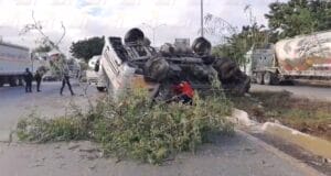 Camión de carga termina en volcadura en la Mérida-Cancún