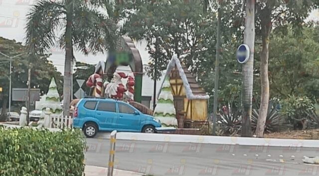 Camioneta choca contra adornos navideños en una rotonda en Mérida
