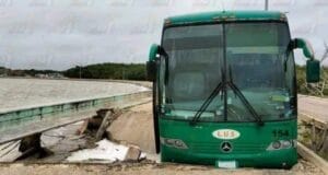 Carretera se desfonda en Río Lagartos: encima iba un autobus