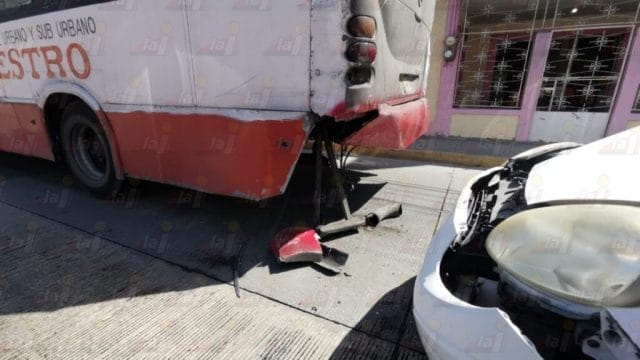 Causa choque contra camión de transporte público en la Guadalupe