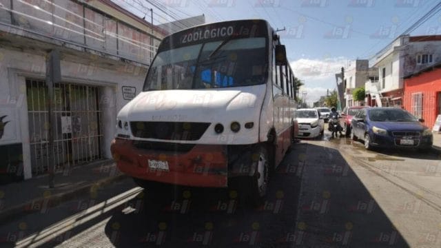 Causa choque contra camión de transporte público en la Guadalupe