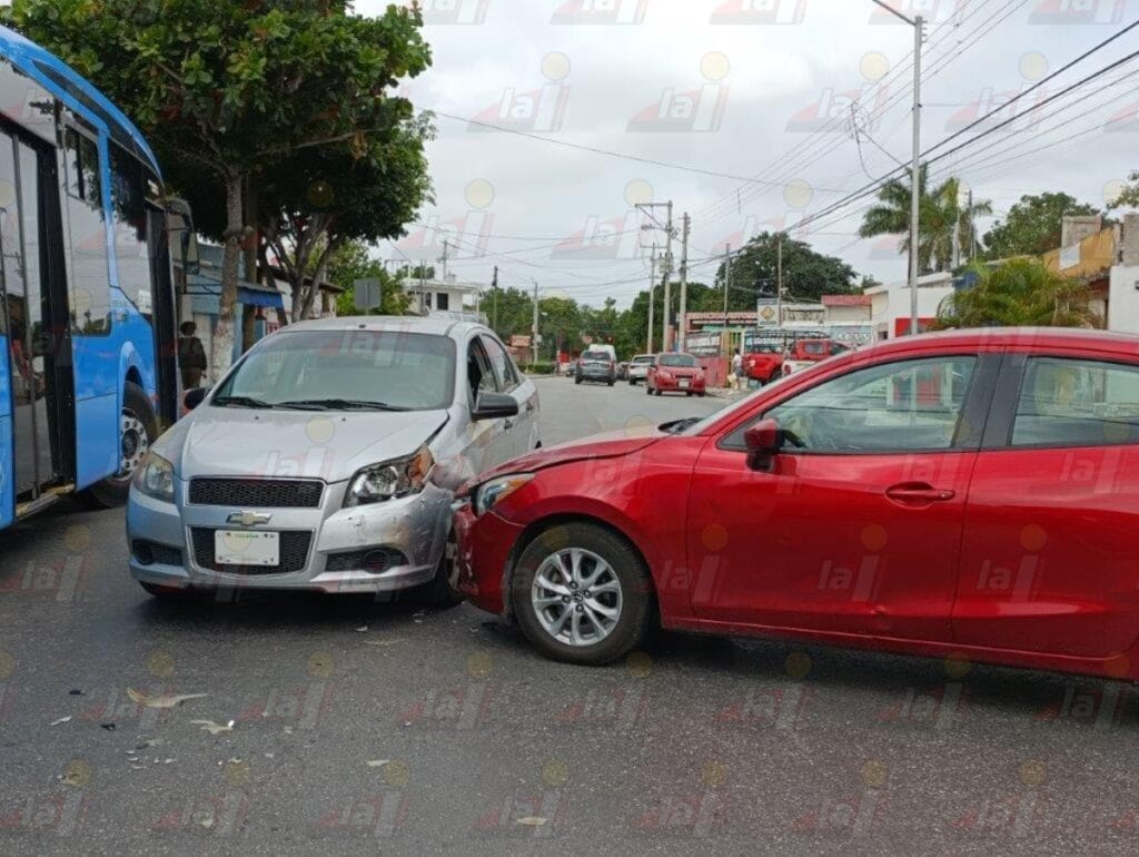 Choque de frente entre dos automóviles en Chuburná
