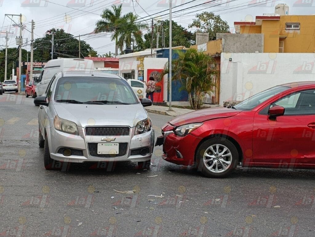 Choque de frente entre dos automóviles en Chuburná