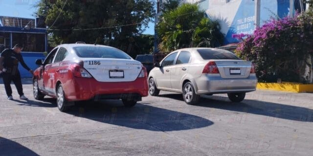 Choque entre taxi y automóvil causa caos vial en la Álvaro Obregón