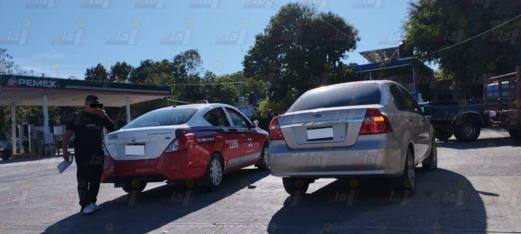 Choque entre taxi y automóvil causa caos vial en la Álvaro Obregón