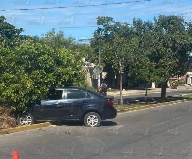 Conductor choca su auto contra un árbol en la San Antonio Xluch III