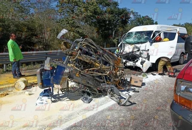 Fuerte choque entre camioneta y máquina de pintura en la Mérida-Campeche