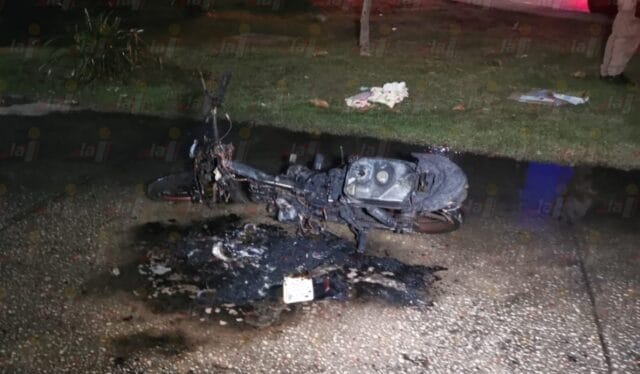 Incendio consume por completo una motocicleta en la Tecolutla