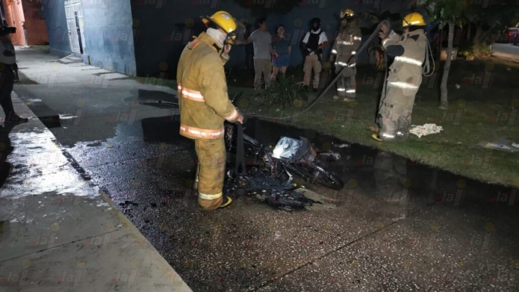 Incendio consume por completo una motocicleta en la Tecolutla