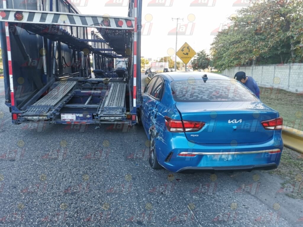 Madrina doble remolque arrastra vehículo sobre Isla de Tris