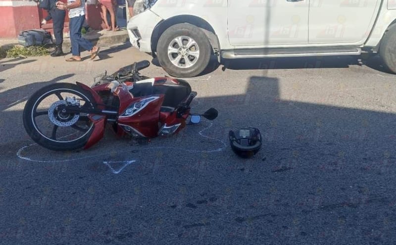 Meridano en camioneta choca a una joven motociclista en Tizimín