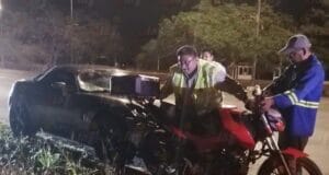 Motociclista al hospital tras choque contra auto deportivo en el Periférico