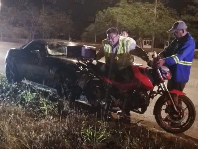 Motociclista al hospital tras choque contra auto deportivo en el Periférico