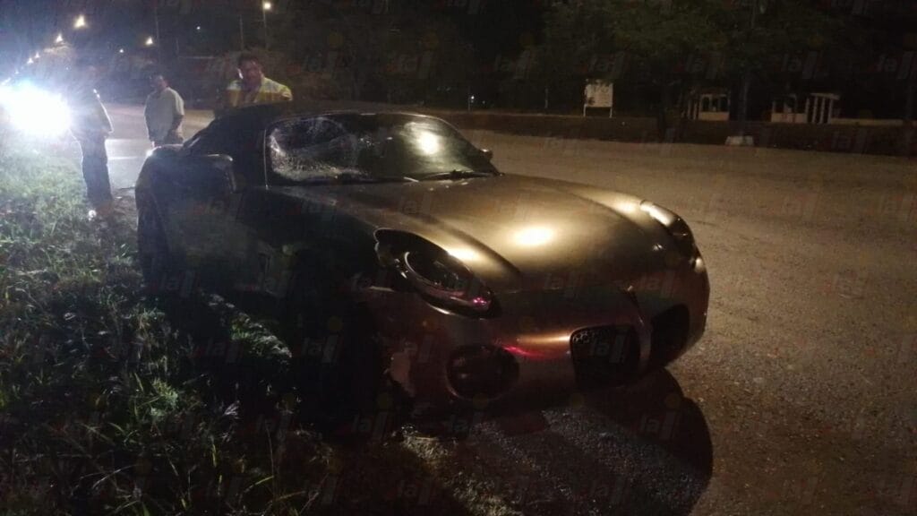 Motociclista al hospital tras choque contra auto deportivo en el Periférico
