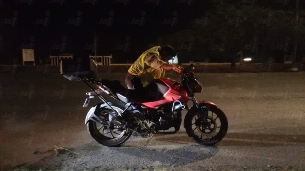 Motociclista al hospital tras choque contra auto deportivo en el Periférico