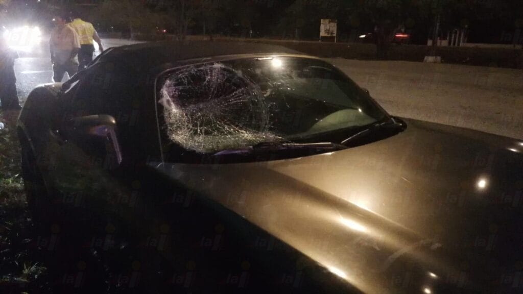 Motociclista al hospital tras choque contra auto deportivo en el Periférico