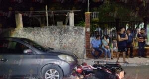 Motociclista ebrio se impacta contra auto estacionado en Tizimín