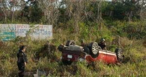 Pareja lesionada tras aparatosa volcadura en la Mérida-Tizimín