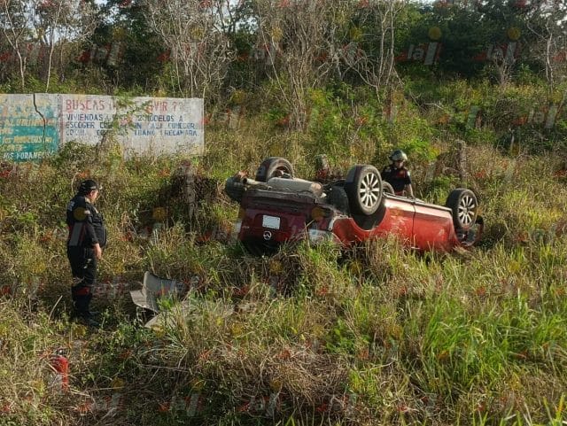 Pareja lesionada tras aparatosa volcadura en la Mérida-Tizimín