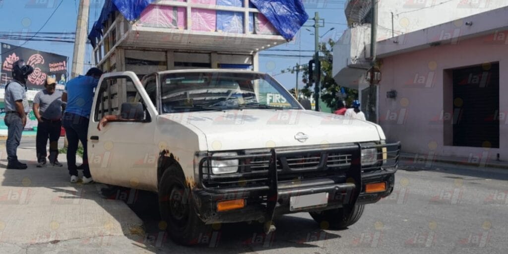 Por un descuido, automóvil causa choque contra camioneta sobre la Gobernadores
