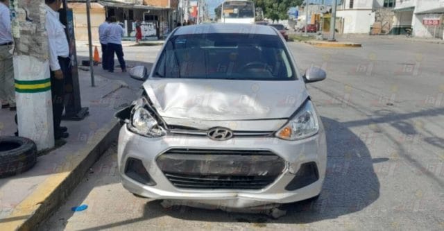 Por un descuido, automóvil causa choque contra camioneta sobre la Gobernadores