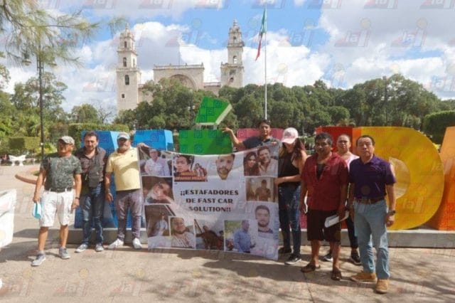 Protesta frente a Palacio de Gobierno por personas afectadas por fraudes de autofinanciamiento