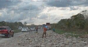 Tráiler con toneladas de blocks se sale de la vía en la Mérida-Cancún