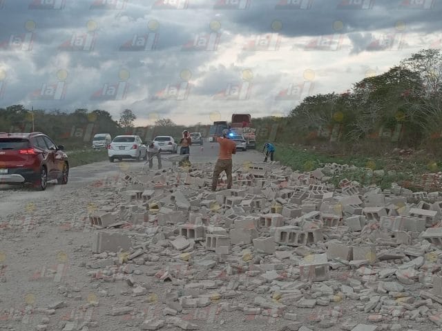 Tráiler con toneladas de blocks se sale de la vía en la Mérida-Cancún