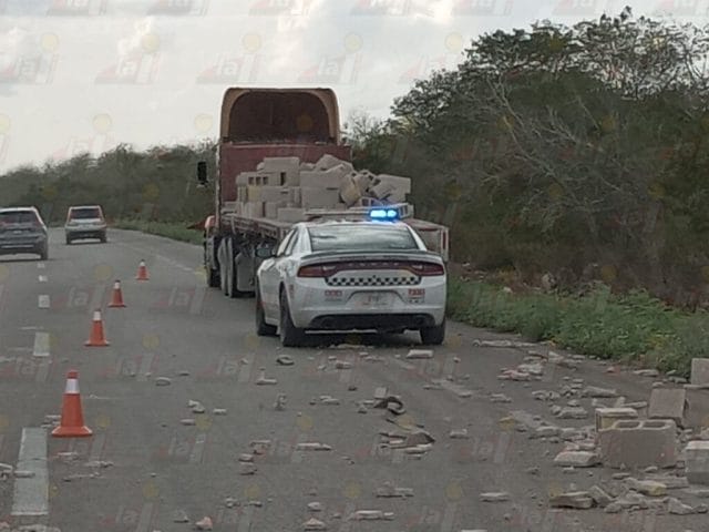 Tráiler con toneladas de blocks se sale de la vía en la Mérida-Cancún