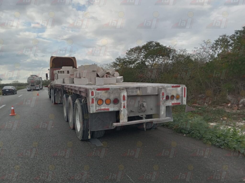 Tráiler con toneladas de blocks se sale de la vía en la Mérida-Cancún