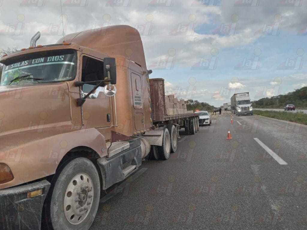Tráiler con toneladas de blocks se sale de la vía en la Mérida-Cancún