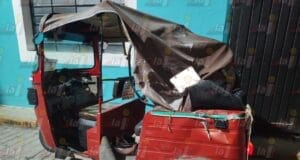 Un mototaxi terminó aplastado entre un auto y un poste en Motul