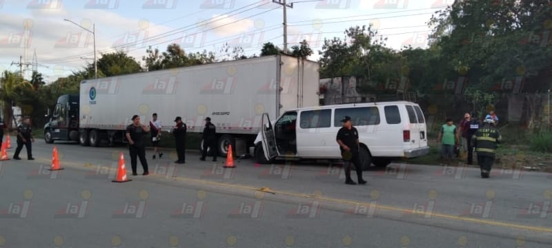 Van se estrella contra un tráiler y deja dos lesionados en Ticul