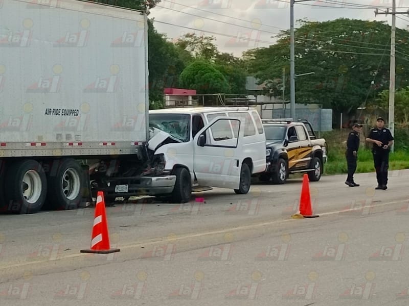 Van se estrella contra un tráiler y deja dos lesionados en Ticul