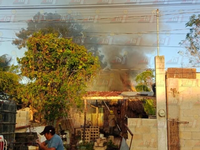 Voraz incendio consume vivienda de techo de huano en Ticul