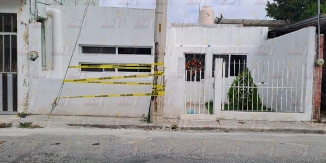¡Peligro! poste de concreto saca chispas en el parque Bicentenario