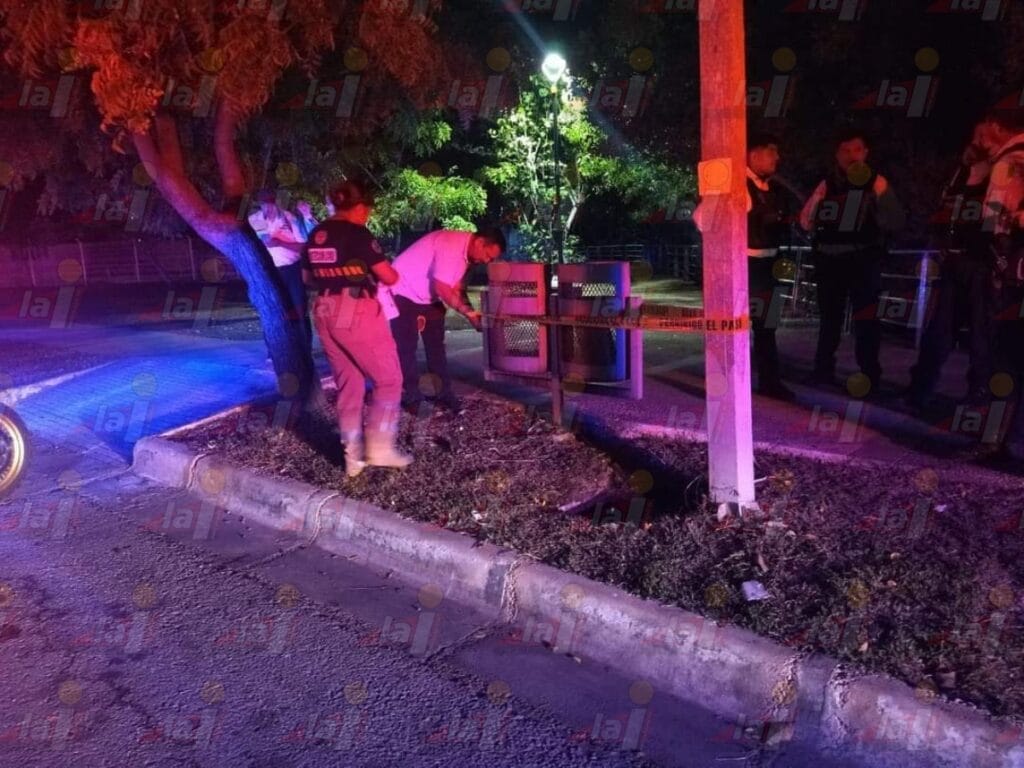 ¡Peligro! poste de concreto saca chispas en el parque Bicentenario