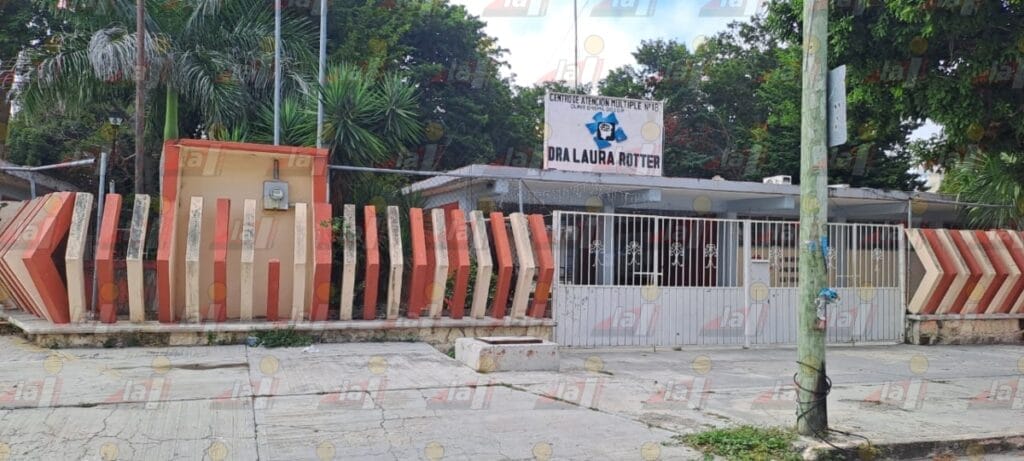 ¡Peligro! poste de concreto saca chispas en el parque Bicentenario