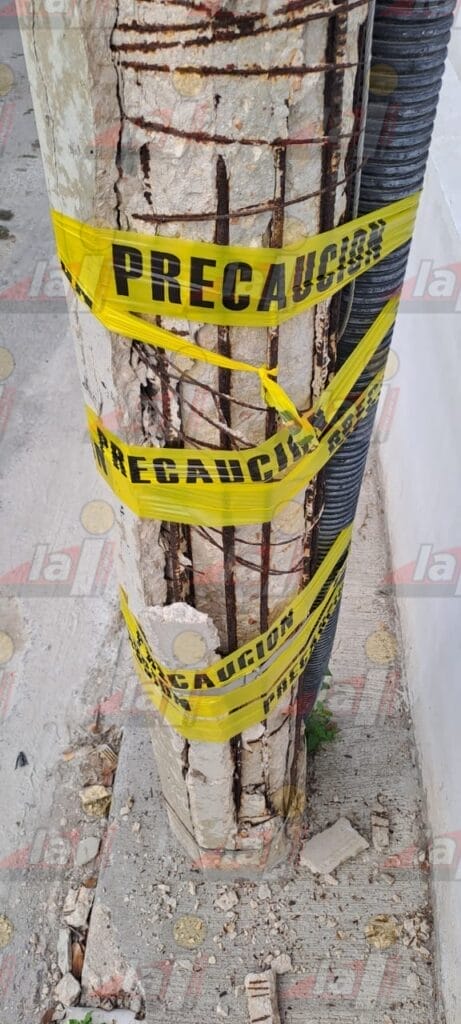 ¡Peligro! poste de concreto saca chispas en el parque Bicentenario