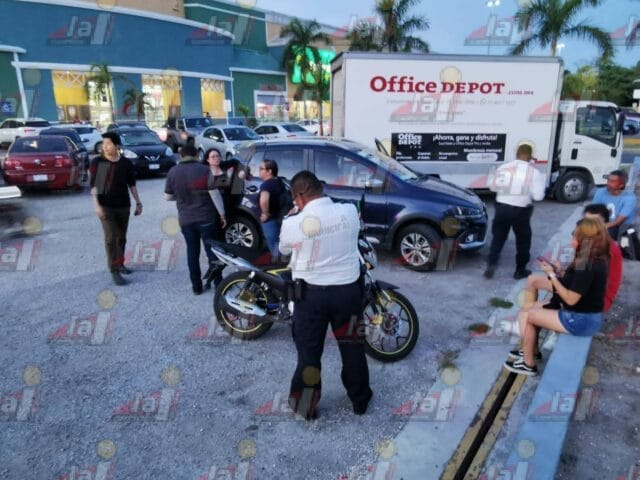 Accidente termina en discusión