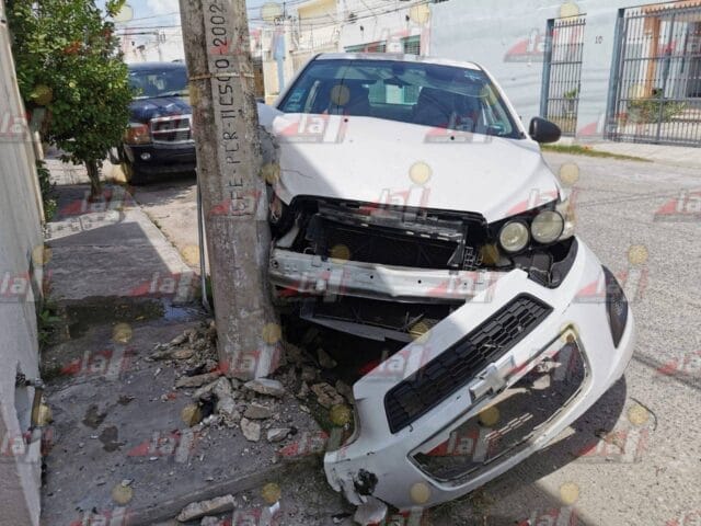 fuerte impacto contra poste (1) fuerte impacto contra poste