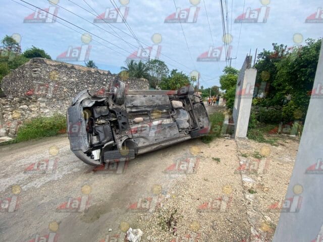 Jóvenes sufren volcadura Jóvenes sufren volcadura