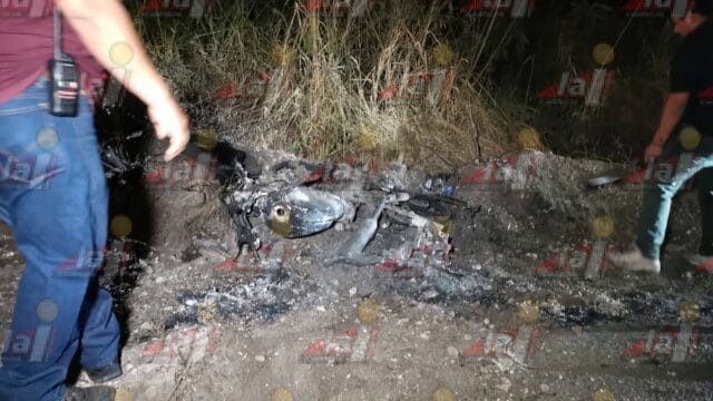 motocicleta quemada y abandonada